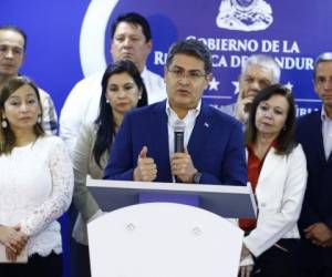 El presidente Juan Orlando Hernández en comparecencia de prensa ayer con contratistas anunció la millonaria inversión en las carreteras del país.