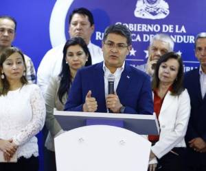 El presidente Juan Orlando Hernández en comparecencia de prensa ayer con contratistas anunció la millonaria inversión en las carreteras del país.