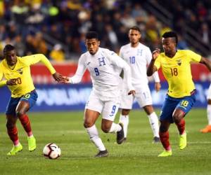 El hondureño Choco Lozano arrastrando marcas de los ecuatorianos en el partido ante Honduras. Foto:AFP