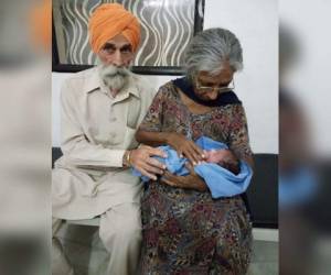 Mohinder Singh Gill posa junto a su esposa Daljinder Kaur y su bebé recién nacido en el Centro Nacional de Fertilidad en Hisar.