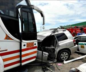 En esta imagen se ve claramente el impacto del autobús con la camioneta y el taxi sobre la carretera Panamericana.