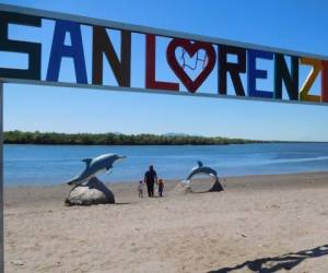 Las postales desde los delfines ubicados en la playa del paseo turístico La Cabaña son de los más fotografiados por los turistas.