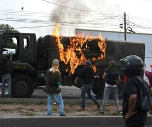 Miembros del Partido Alianza de Oposición prendieron fuego a un camión del ejército hondureño en horas de la mañana. Foto: AFP