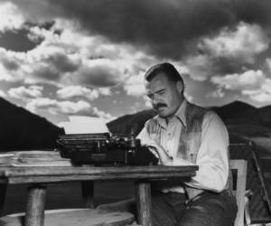 El escritor y periodista estadounidense Ernest Miller Hemingway nació en Oak Park, Illinois, el 21 de julio de 1899 y falleció en Ketchum, Idaho, el 2 de julio de 1961. Escribió la mayor parte de su obra entre mediados de la década de 1920 y mediados de la década de 1950. Ganó el Premio Pulitzer en 1953 por su obra “El viejo y el mar” y al año siguiente el Premio Nobel de Literatura por su obra completa.