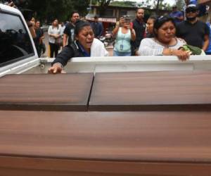Entre el dolor y llanto los parientes de Allison retiraron el cuerpo de la morgue del Ministerio Público de la capital de Honduras.