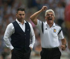 Ricardo el Tuca Ferreti en el duelo entre Tigres y Monterrey. Al fondo, Antonio el Turco Mohamed.