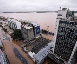 Las inundaciones provocadas por las intensas lluvias que golpean el sur de Brasil dejaron al menos 56 muertos y 67 desaparecidos, según un nuevo balance el sábado de Defensa Civil.