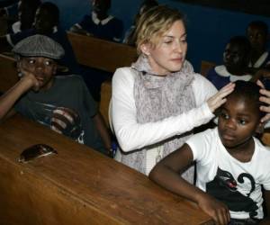 Madonna con su hijo David Banda y Mercy James. Foto: AFP