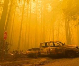 El fuego ya ha calcinado casi 1,000 construcciones y obligó a miles a dejar sus viviendas. Foto: AP