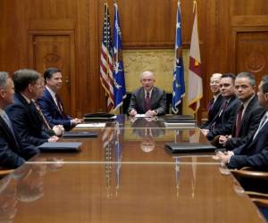 Las máximas autoridades del FBI reunidas en su sede en Washington. En el caso de que esa información hubiese sido transmitida a los agentes del FBI en Miami se habrían adoptado los 'pasos apropiados de investigación', apuntó la nota. Foto: AP