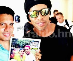 Carlos Gómez le pidió a Ronaldinho que estampara su firma en la foto que consiguió junto a él en Guatemala tras burlar la seguridad en un partido en el 2016 en Guatemala. Foto: Carlos Gómez.