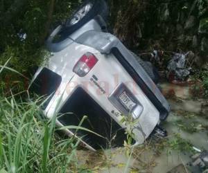 El vehículo quedó con las llantas hacia arriba tras caer en la hondonada.