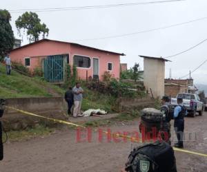 El cuerpo del joven quedó tendido en una acera cerca de la casa de su madre. Foto: Estalin Irías/EL HERALDO