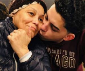Cristian Padilla junto a su madre Tania Romero, quien padece de cáncer.