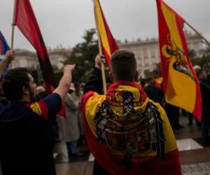 Las personas salieron con banderas de la República en época de Franco a las calles de Madrid este domingo. Foto: Agencia AP.