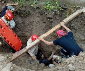 Los bomberos realizaron un intenso rescate de los hombres que quedaron dentro de la zanja.