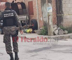 El cuerpo quedó cerca de un vehículo en mal estado que estaba estacionado frente a una vivienda. Foto: Estalin Irías/ EL HERALDO