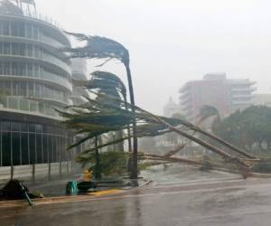 El huracán Irma impactó los Cayos de Florida el domingo en la mañana como una poderosa tormenta de categoría 4 y vientos sostenidos de 210 kilómetros por hora (130 millas por hora) y se espera siga su lento y destructor avance por la costa occidental del estado hacia Tampa-St. Petersburg, una zona muy poblada. Fotos: AP-AFP.