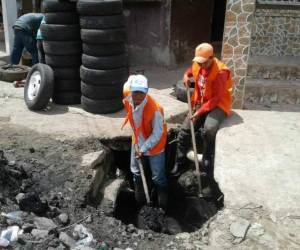 Limpieza de cunetas y tragantes son otras de las acciones. Foto: Alex Pérez/El HEraldo