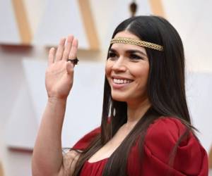 America Ferrera fue una de las primeras en posar en la alfombra roja de los Oscar 2020. Foto: AFP