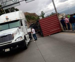 El contenedor se desprendió de cabezal y cayó sobre el vehículo.