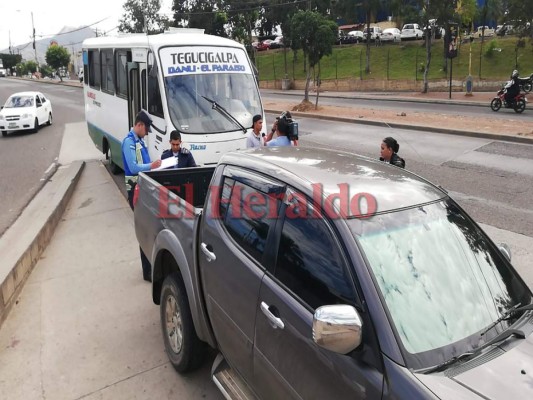 El conductor del bus con la ruta Tegucigalpa-Danlí fue trasladado al Hospital Escuela. Foto: Estalin Irías/EL HERALDO.