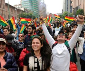 La gente sale a las calles de La Paz para celebrar la renuncia del presidente boliviano Evo Morales. Foto: AFP.