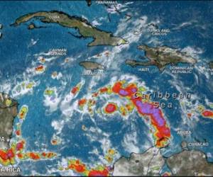 Todavía se espera que el huracán Eta se intensifique rápidamente durante las próximas 18 horas a un fuerte huracán de categoría 2 con vientos de 160 km/h.