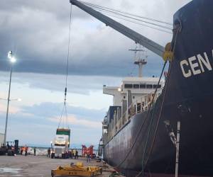 El barco de bandera panameña MV Cena Faith atracó en el puerto Henecán, en San Lorenzo, para descargar las 793 toneladas de nitrato de amonio poroso.