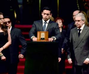 Las cenizas de Juan Gabriel fueron llevadas este lunes a Bellas Artes en la Ciudad de México para hacerle un homenaje.