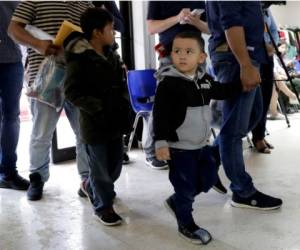 Menores de edad detenidos junto a sus padres en la frontera de Estados Unidos. Foto: Agencia AP