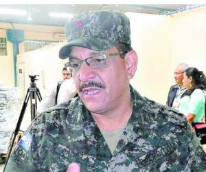 Según el coronel Héctor Padilla también utilizarán helicópteros y aviones para trasladar el material a varias zonas. Foto: Mario Urrutia