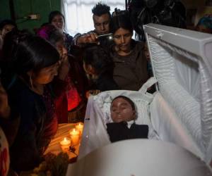 En esta fotografía del 26 de enero de 2019, familiares rinden homenaje a Felipe Gómez Alonzo en Yalambojoch, Guatemala. El niño de 8 años falleció mientras estaba bajo custodia de las autoridades de inmigración de Estados Unidos.