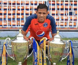 Juan Pablo Montes posa con dos de la últimas copas que ganó Motagua y que él levantó como capitán. Foto: Ronal Aceituno / El Heraldo.