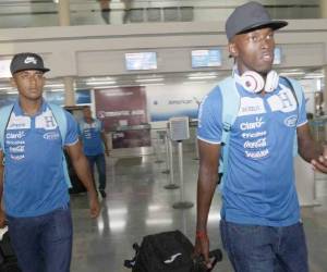 Los delanteros Alberth Elis y Choco Lozano a su arribo a SPS.