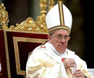 Pope Francis celebrates the presentation of Jesus to the temple mass in St. Peter's basilica at the Vatican on February 2, 2014. AFP PHOTO / Filippo MONTEFORTE