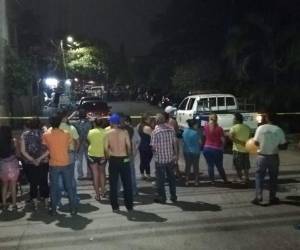 Las víctimas se encontraban en el local ubicado a un lado de la calle donde fueron atacados a disparos.