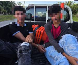 Los jóvenes intentaron evadir la justicia y tras una persecución fueron capturados por elementos de la Policía Nacional de Honduras.