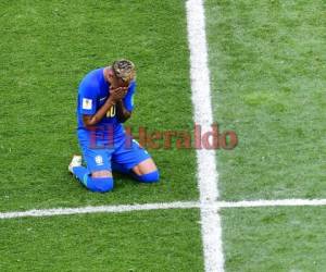Neymar se descargó emocionalmente tras quedarse en el campo por unos minutos llorando por el triunfo. Foto:AFP