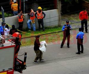 Momento en que el personal forense retira el cuerpo de Walter Emanuel.