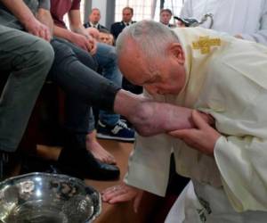 Momento en el que el papa Francisco lavó los pies de 12 prisioneros.