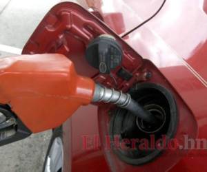 La gasolina superior tiene un precio de 100.76 lempiras por galón esta semana en la capital de la República. Foto: Archivo/El Heraldo