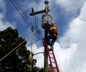 Las cuadrillas de la Empresa Energía Honduras realizarán mantenimiento en las zonas que encontrará en el listado. Foto EEH
