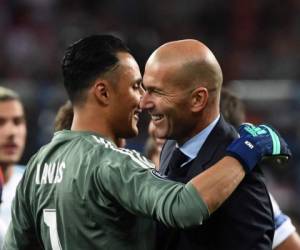 Navas felicita a Zidane tras el triunfo del Real Madrid que lo convirtió en el primer técnico que consigue tres Champions consecutivas. (Foto: AP)