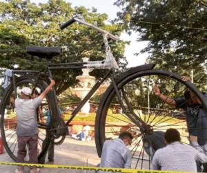Esta es la bicicleta que alberga el progreso, y según información de las personas podría ser una de las más grandes del mundo, aunque de Honduras ya lo es. Foto: Cortesía redes sociales. 