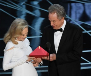 Warren Beatty y Faye Dunaway con el sobre equivocado.