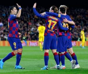 El delantero francés de Barcelona, ​​Antoine Griezmann, celebra su gol con sus compañeros de equipo durante el partido de fútbol del Grupo F de la UEFA Champions League entre el FC Barcelona y el Borussia Dortmund en el estadio Camp Nou de Barcelona, ​​el 27 de noviembre de 2019.