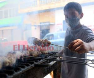 Moisés trabaja y estudia, aunque su madre lo abandonó es feliz con su padre, a quien le agradece todas sus enseñanzas. Fotos: Alex Pérez/ EL HERALDO.