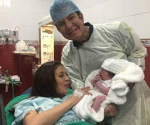 Salvador Nasralla e Iroshka Elvir le dieron la bienvenida a su hija el 14 de diciembre de 2017. Foto: Instagram