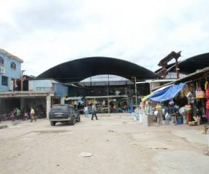 El espacio donde se comenzará la construcción de los primeros puestos ya está listo para ser intervenido, los vendedores de esta zona fueron reubicados en otras áreas de la plaza comercial. Foto: Jimmy Argueta/El Heraldo.